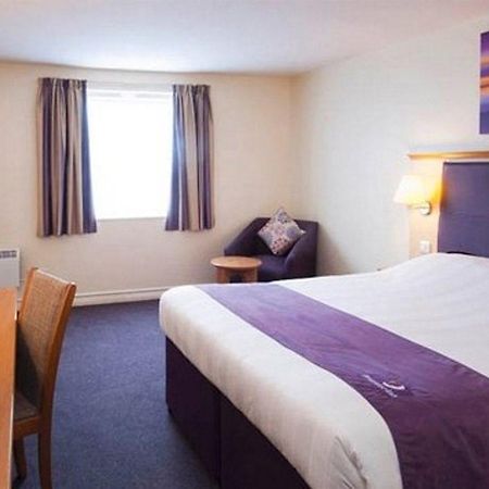 Premier Inn テュークスベリー エクステリア 写真