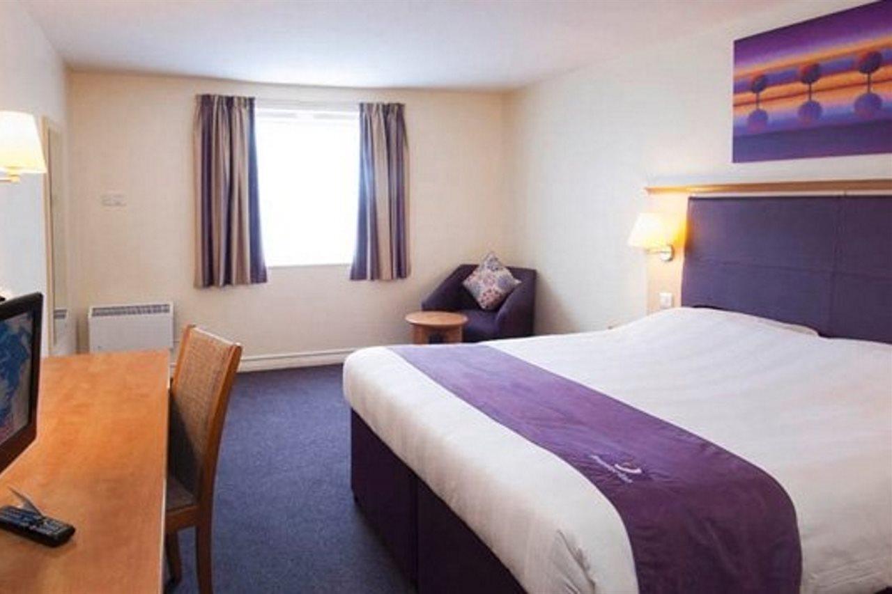 Premier Inn テュークスベリー エクステリア 写真