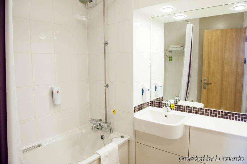 Premier Inn テュークスベリー エクステリア 写真