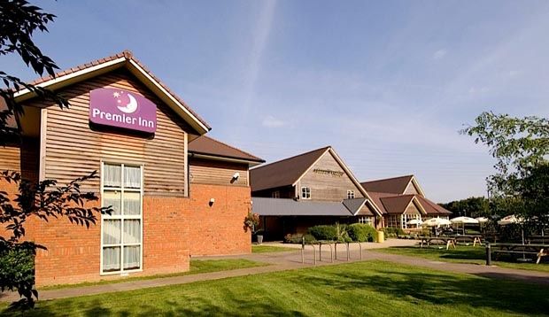 Premier Inn テュークスベリー エクステリア 写真